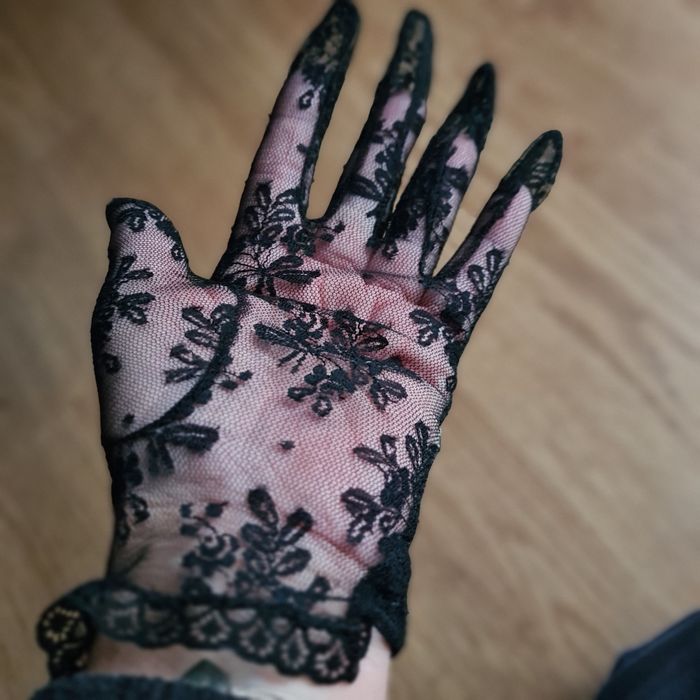 Vand frumoase mănuși