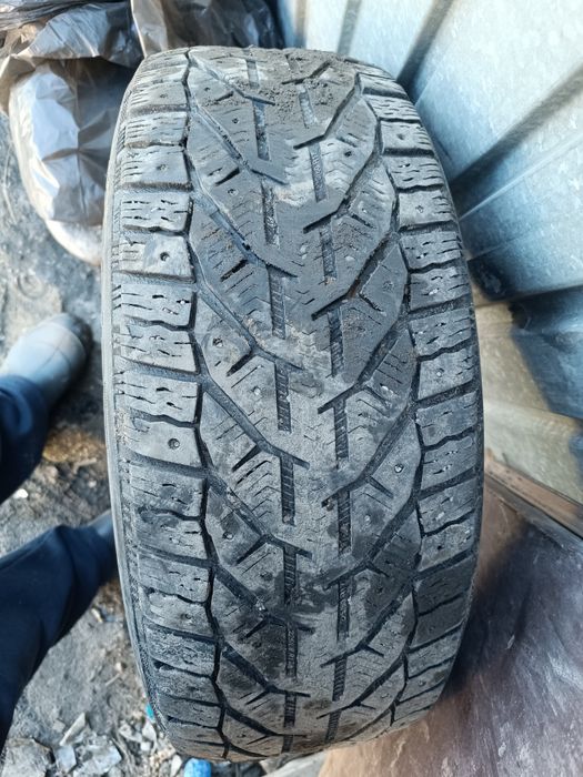 Продам резину на 17.  Цена за 2 баллона 20 тысяч