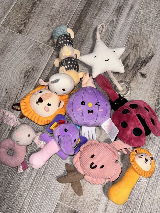 Jucarii noi de agatat la patut sau carucior