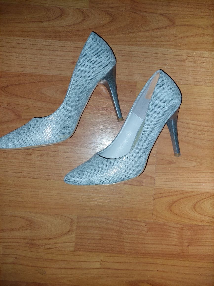 Pantofi argintii stiletto si rochie
