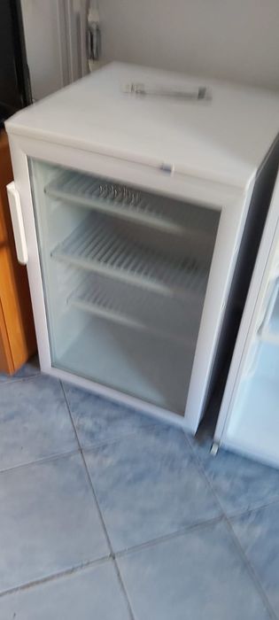 Vând 2 vitrine frigorifice ,și un cântar electronic