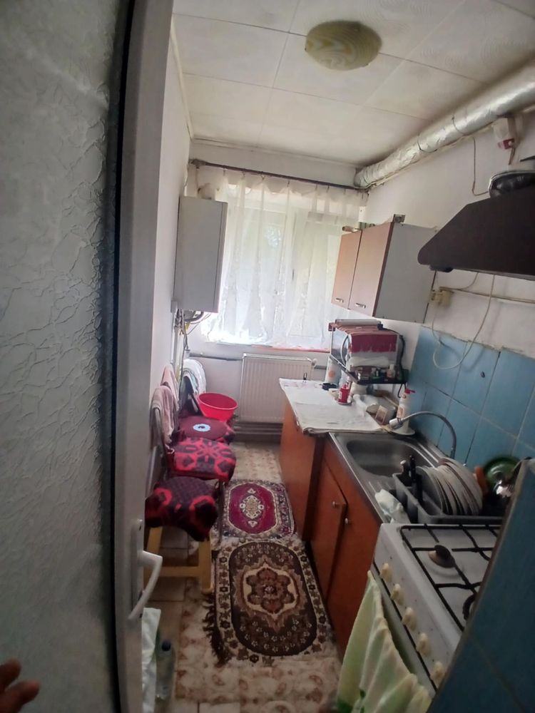 Vând apartament cu 2 camere,hol,bucatarie,baie,balcon
