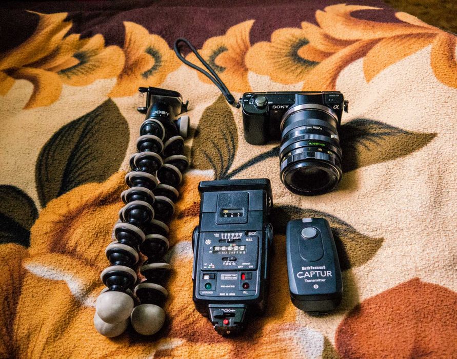 Aparat foto Sony a 5000 cu obiectiv si acesorii .