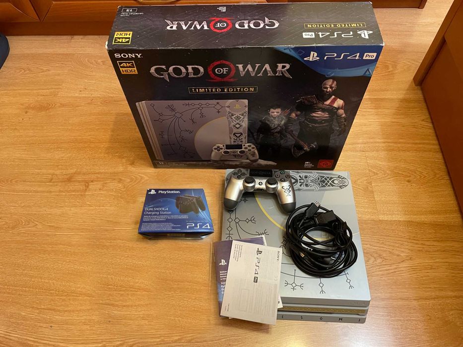 PlayStation 4 PRO 1TB God of War Limited Edition, джойстик и зарядно