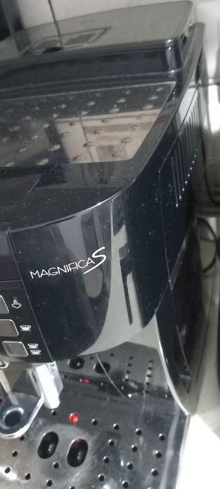 Vând expresor Delonghi Magnifica "S"
