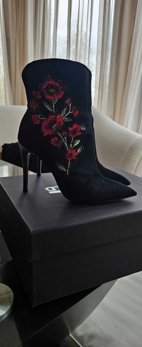 Черни боти естествен велур с бродерия.