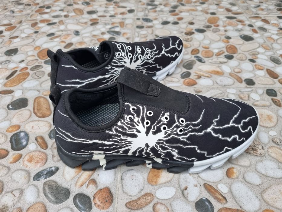 Vând adidași nepurtați.