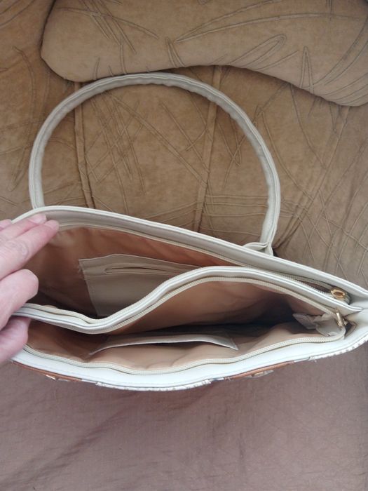 Продавам малко ползвани дамски чанти