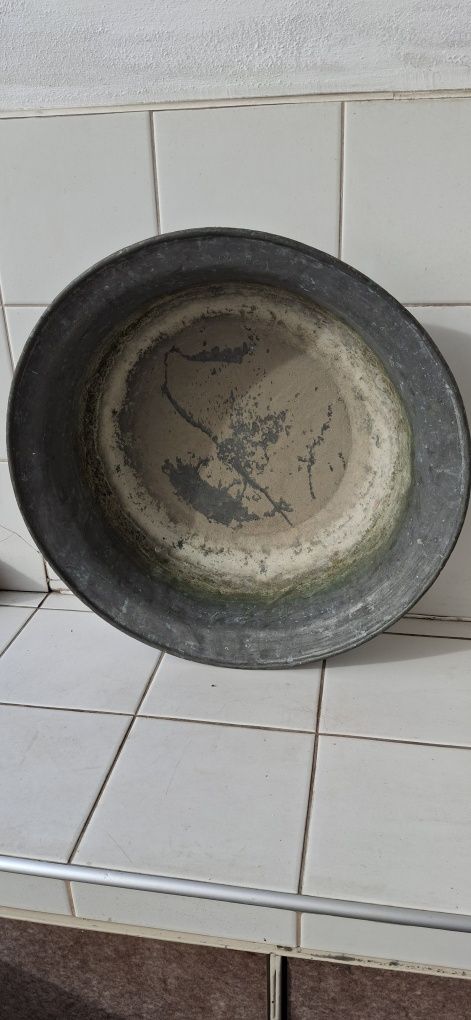 Месингови чанове и часовник