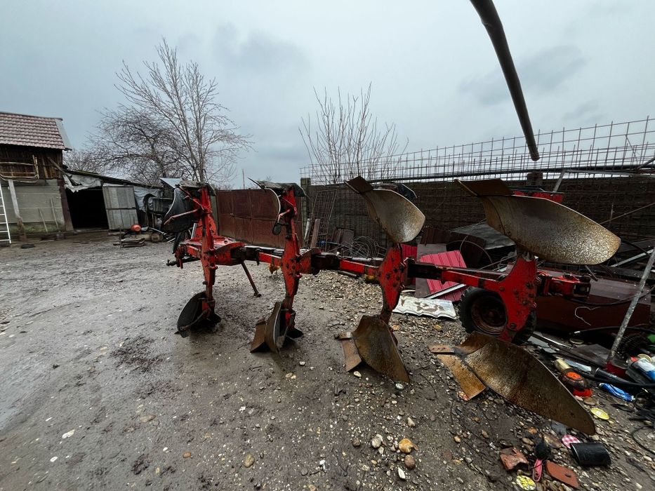 Vând tractor john deere 3650 și plug cu 4 brazde reversibil.Negociabil