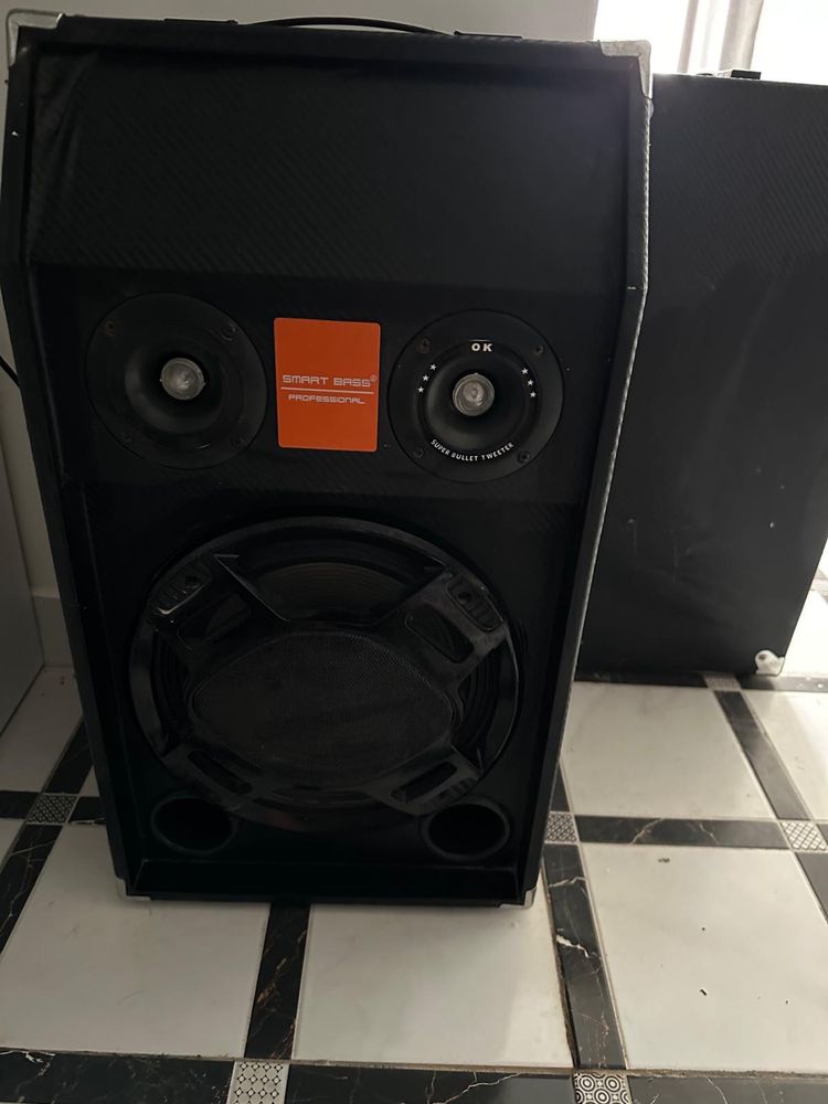 Vand set doua boxe, microfon, aux, card, bluetooth functioneaza perfec