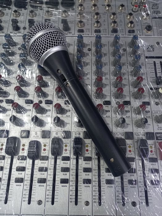 Микрофоны Shure проводные головные радио и кабеля и разьемы.