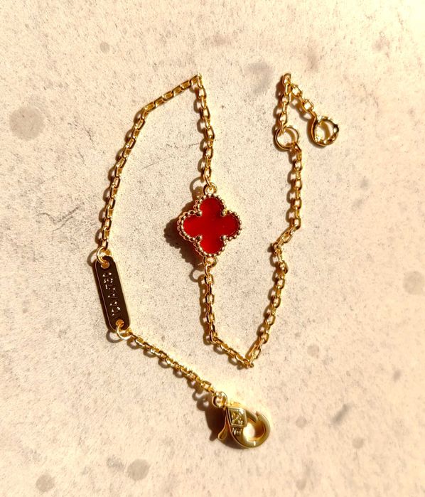 Гривна с малка червена детелина Van Cleef & Arpels VCA Sweet Alhambra