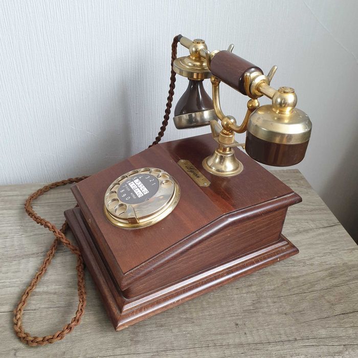 Стар дървен телефон марка "Лион"