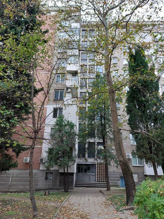 Продава тухлен апартамент в центъра до Енергото