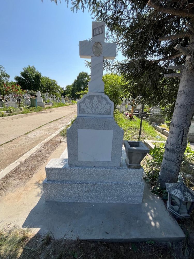 Loc de veci 3 cripte in cimitirul Metalurgiei (Berceni)