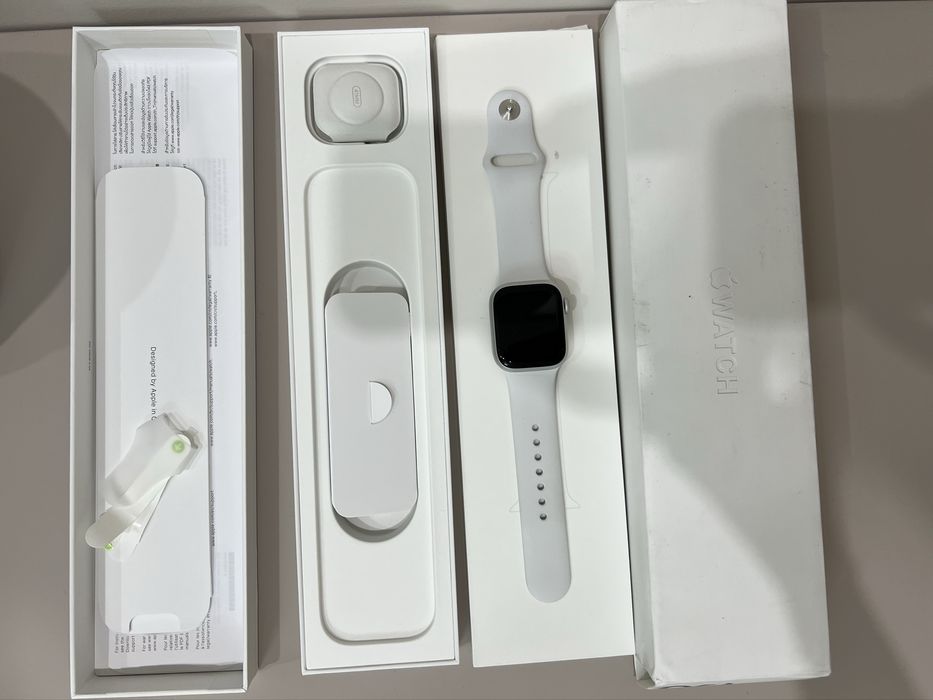 Продам Apple Watch Series 8 (41 мм, S/M, белый)