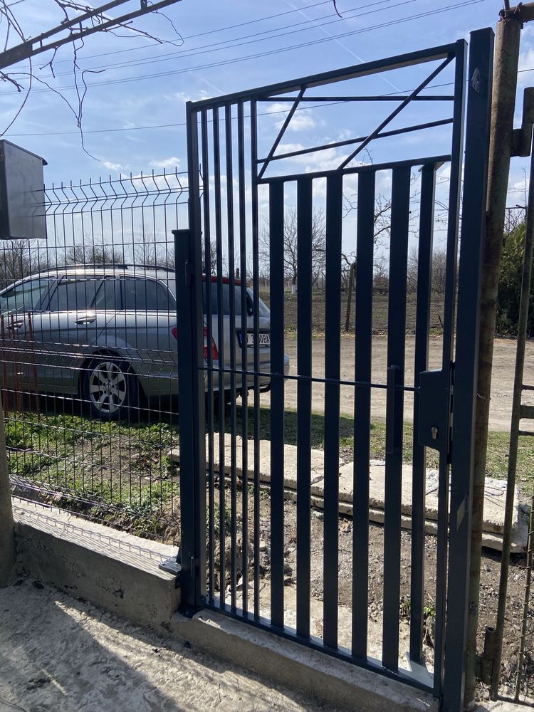 Метални врати и пана