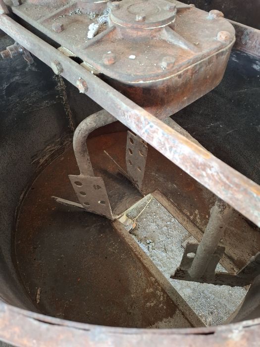 Машини за бетонни изделия, планетарна бетон бъркачка,вибро маса+калъпи