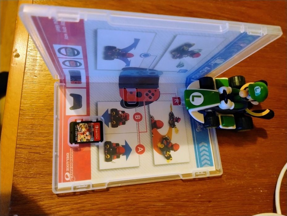 Nintendo Switch: Mario Kart 8 Deluxe +figurina Luigi Kart+collectibles