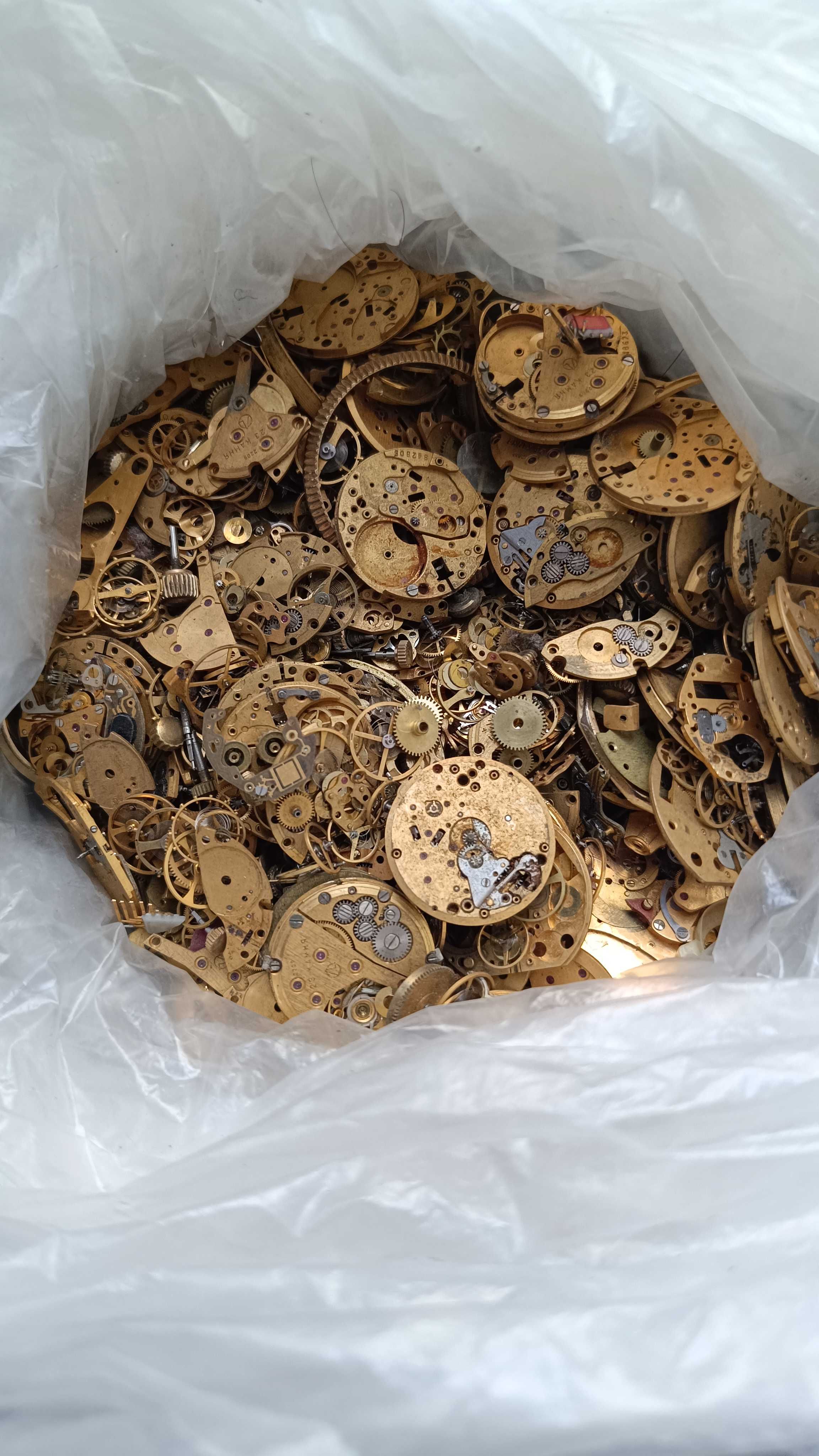 Позолоченный механизм часов