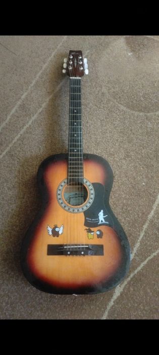 Продам гитару шисти струнную.струны новые