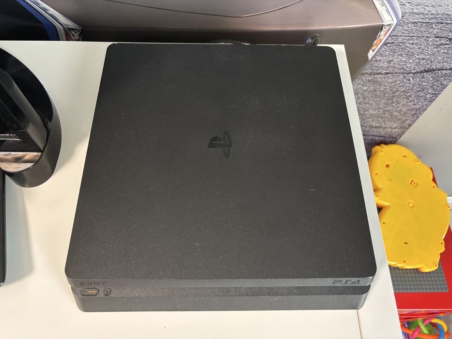 PlayStation 4 с 3 контролера