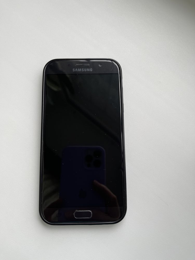 Продам телефон Samsung Galaxy A 7. В хорошем состоянии.