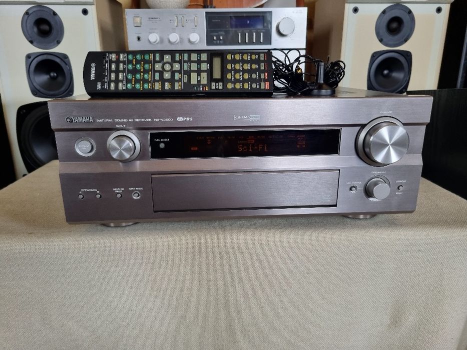 Receiver Yamaha RX-V2500. 130 watts/canal, 7.1. Impecabil.
