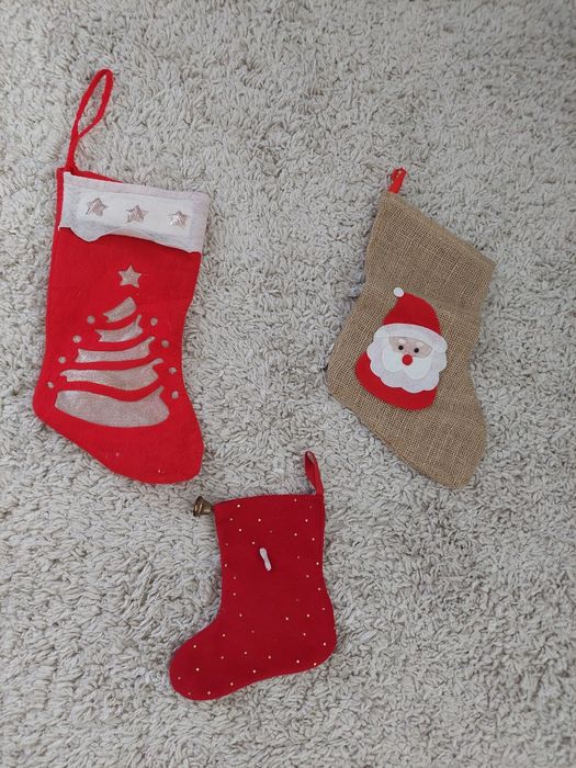 Коледен музикален венец и подарък.