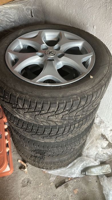 Продам зимний комплект 215/60/17