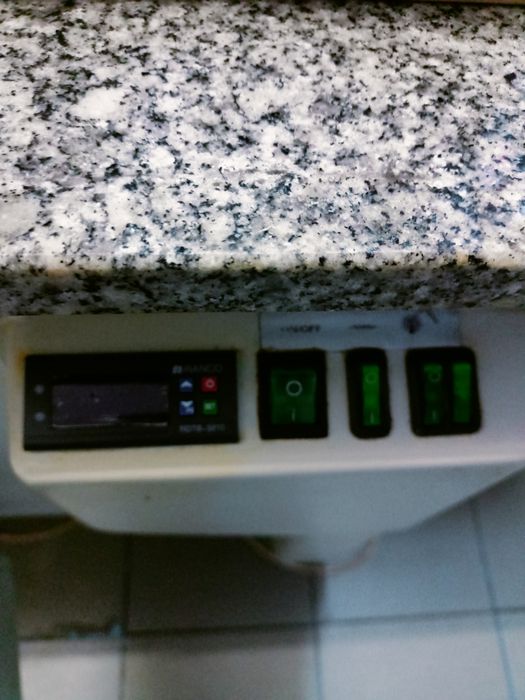 Vitrina mezeluri 2 metri