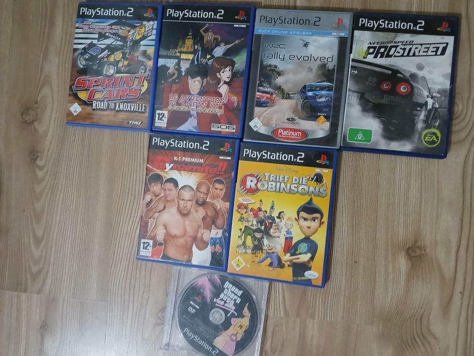 Vând PlayStation 2