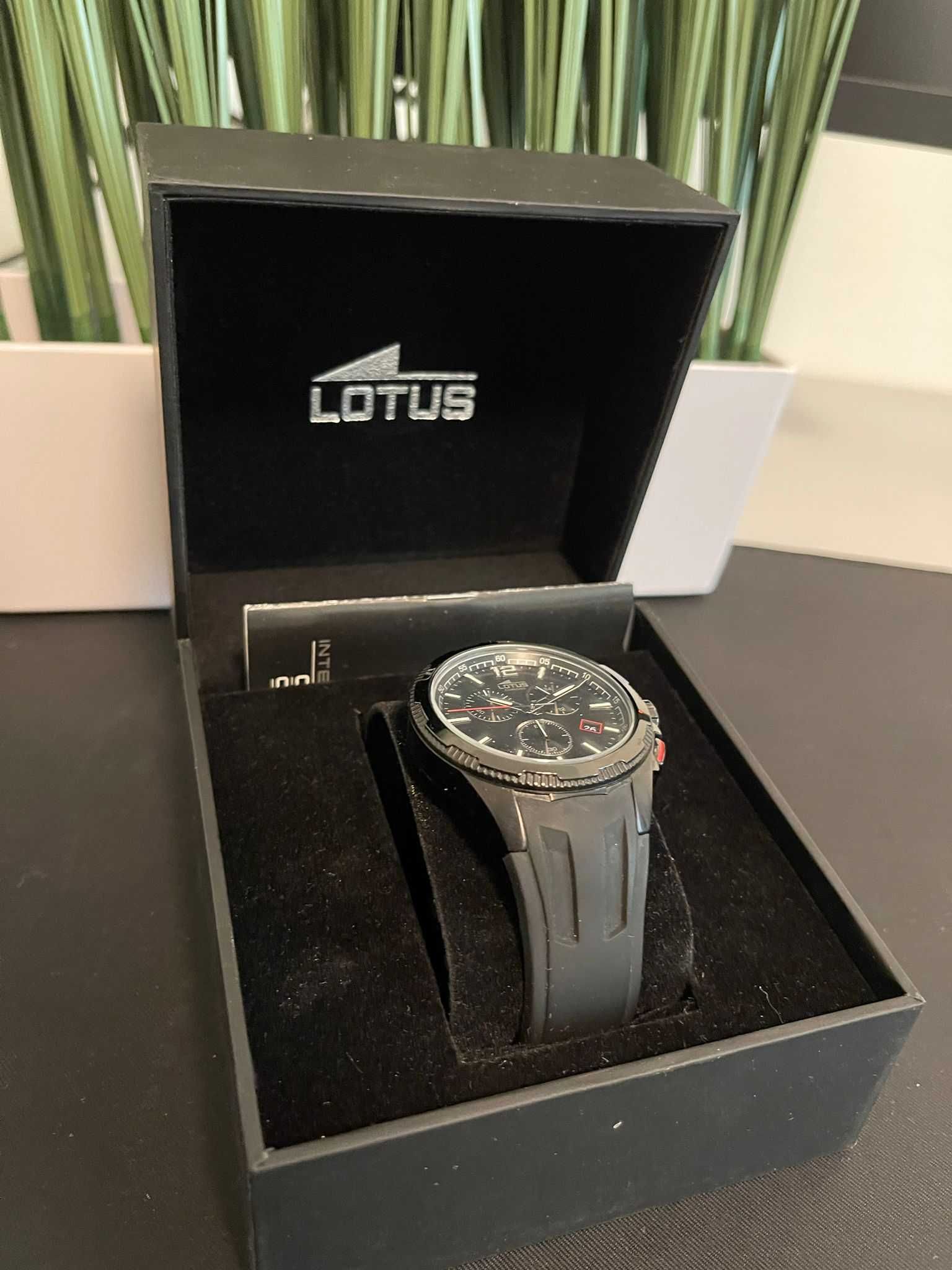 Часовник Lotus с гумен strap