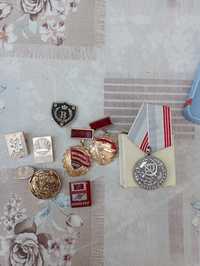 Значки,медали соц.соревнования и ветеран труда