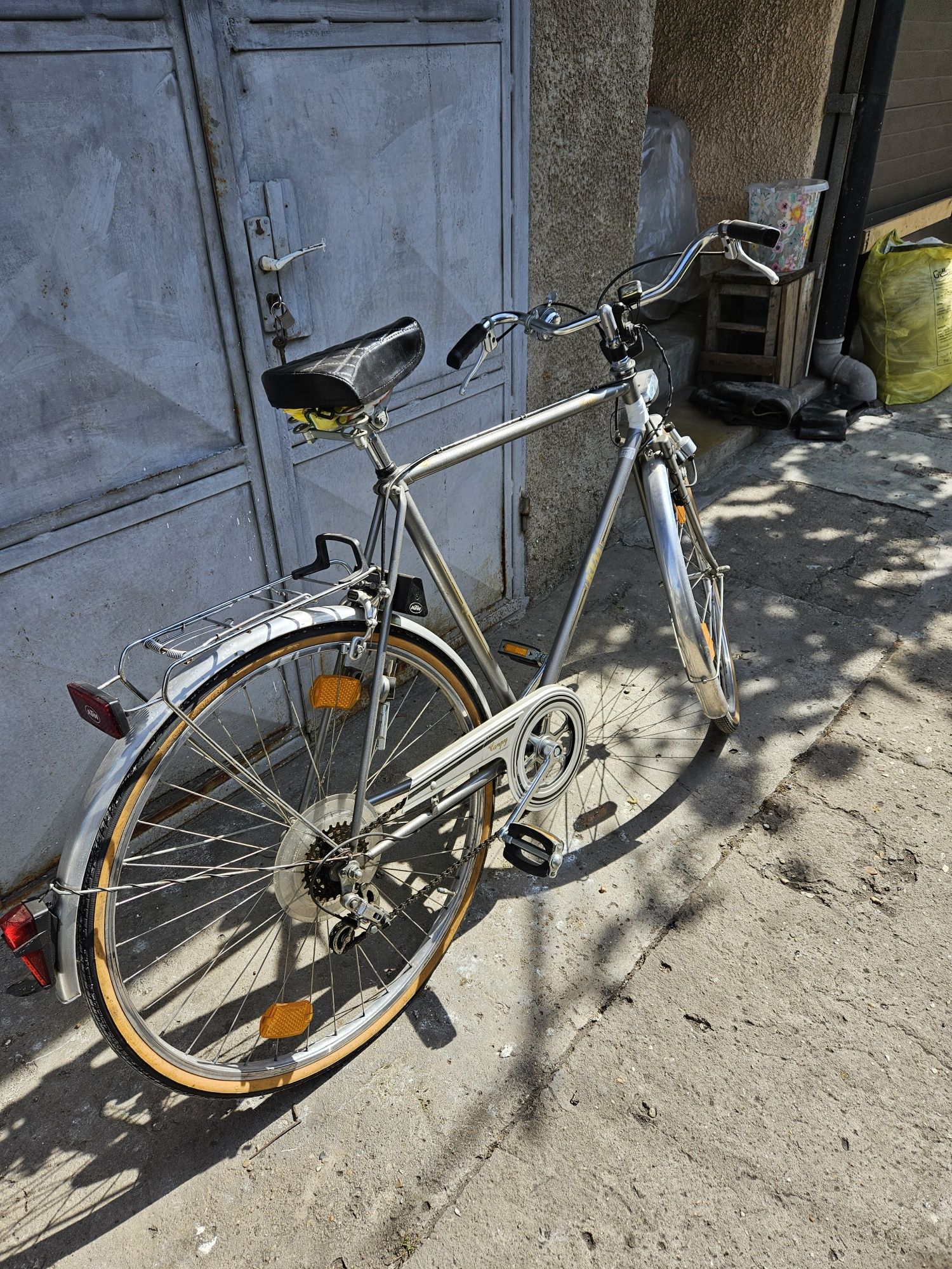 Vând 2 biciclete fitness, biciclete normale,și mașină de tuns gazon.