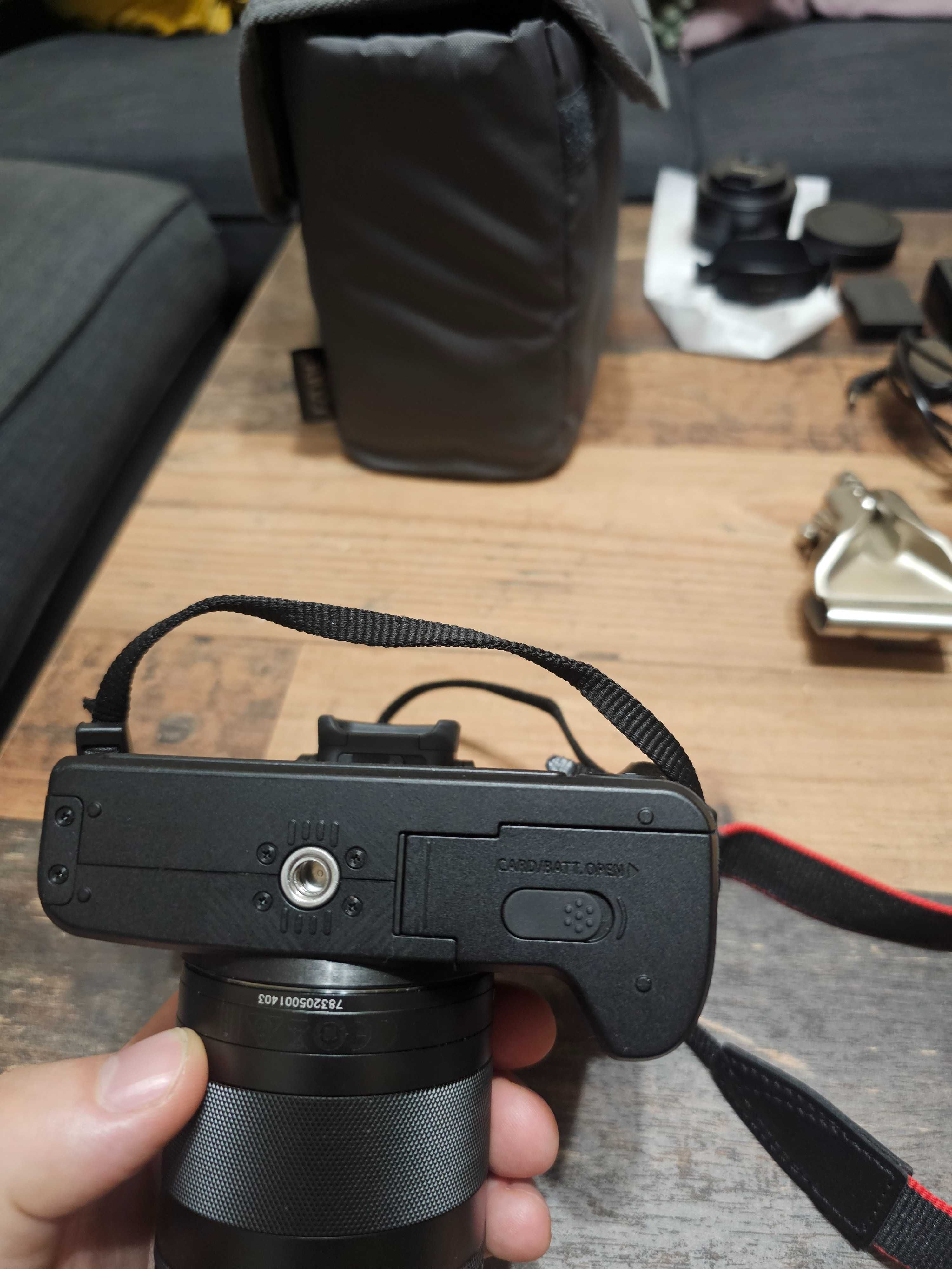 Canon EOS M50 с 2 обектива, калъф и други аксесоари.