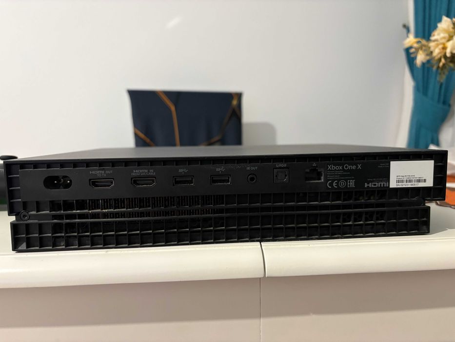 Xbox One X 1TB Perfecta  Stare