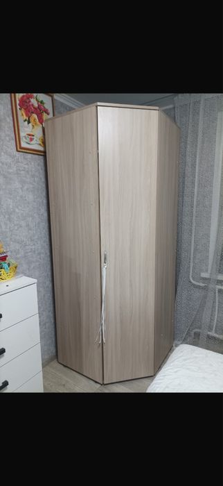 Шкаф угловой спальный