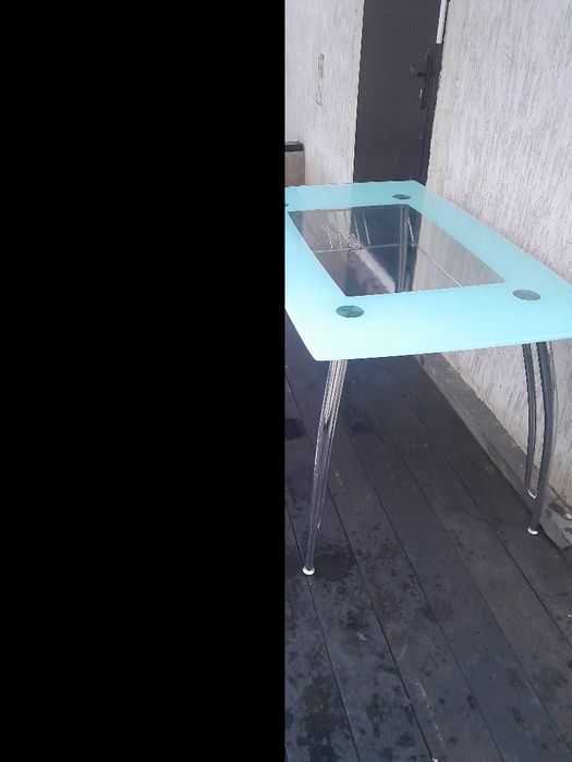 Стеклянный стол и стеклянная подставка под телевизор