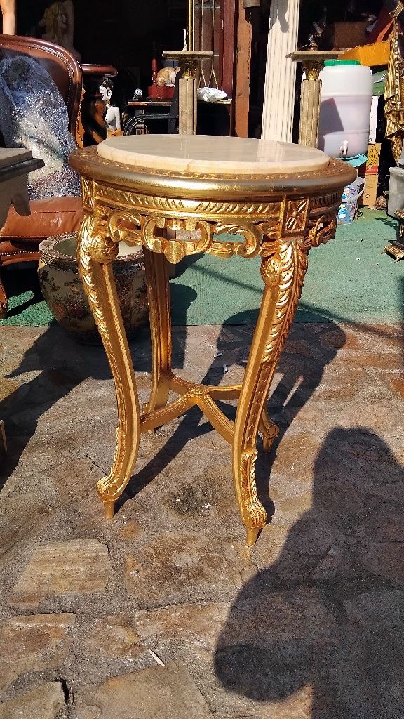 Старинна масичка с мраморен плод!