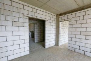 Стяжка, Перегородки, Наливной пол,Кладка, Отмостка, Баня, Сарай.