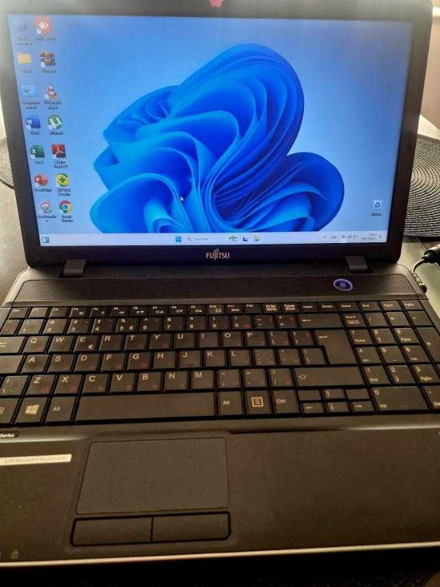 Fujitsu Lifebook AH512 SSD 240 GB 4GB RAM Отличен
