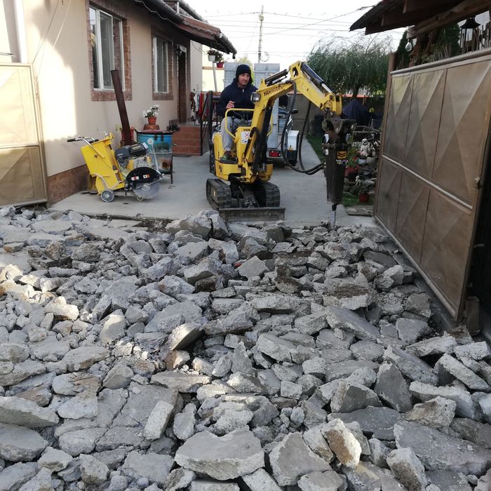 Cu 20 ani experiență și utilaj nou execut lucrari cu Miniexcavatorul