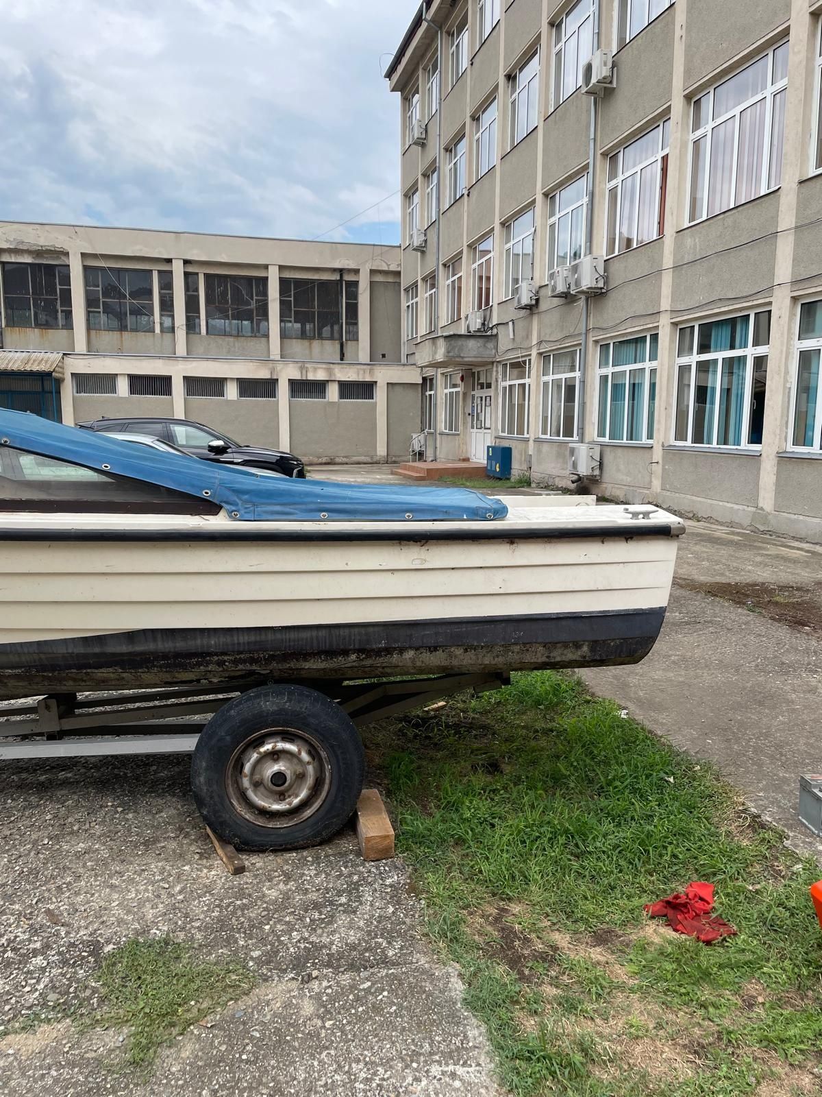 Barca 5.30m fara motor plus peridoc