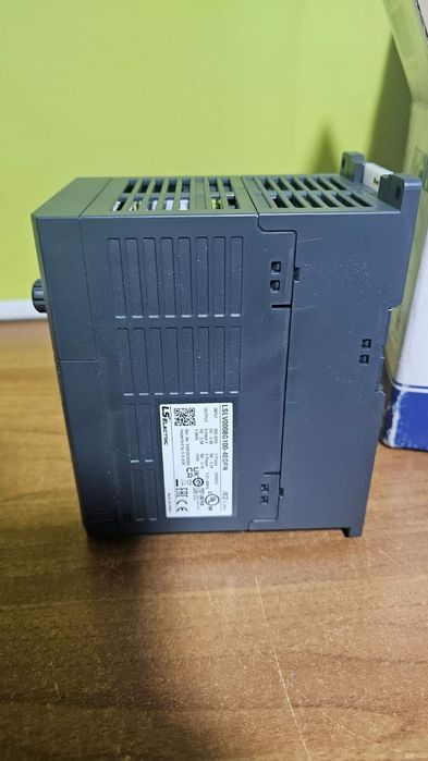 Invertor de frecvență trifazat LSL V0008G 100-4EOFN