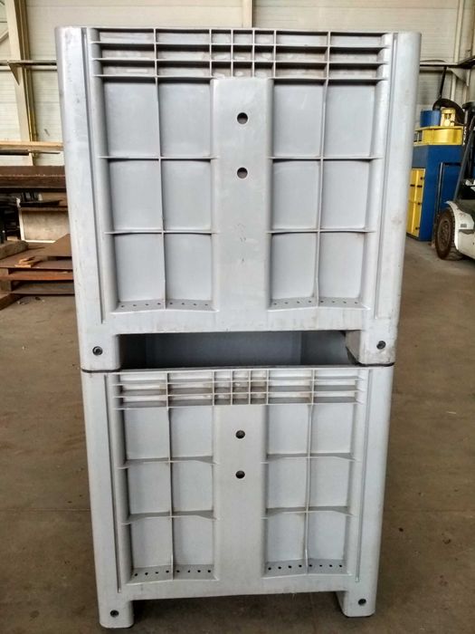 Пластиковый ящик контейнер сплошной, на ножках