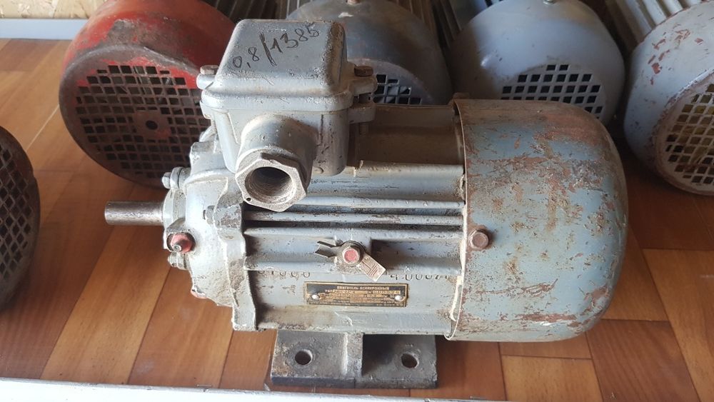 Электродвигатель и электрогидротолкатель