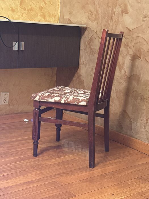 Scaun vechi din lemn