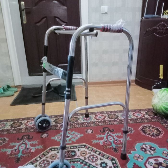 Ходунок для пожилых людей